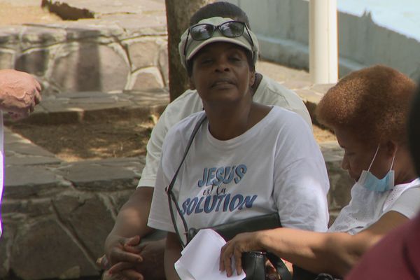 Femme avec tee-shirt "Jésus"