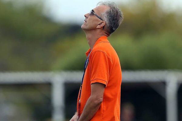 Le coach de Lössi Stéphane Drahuzac, pensif, après cette courte défaite contre Team Wellington (1-2)