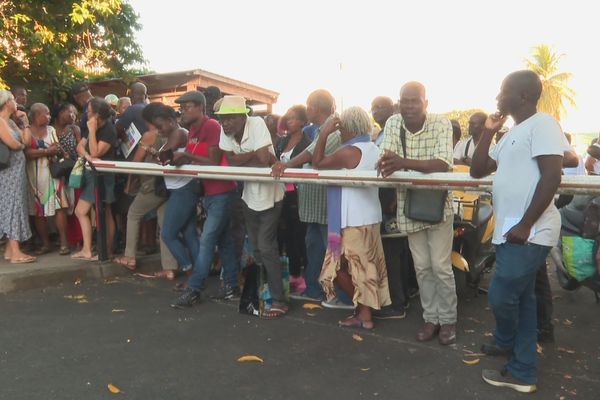 File d'attente de contribuables devant le centre des Impôts de Morne Caruel, aux Abymes