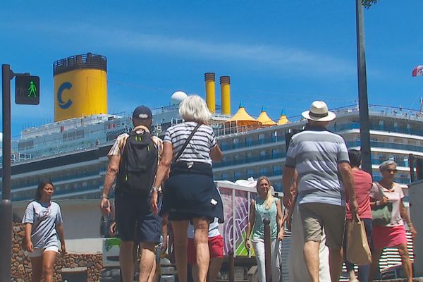 En deux jours, Papeete accueille 2500 touristes débarqués des paquebots de croisière.