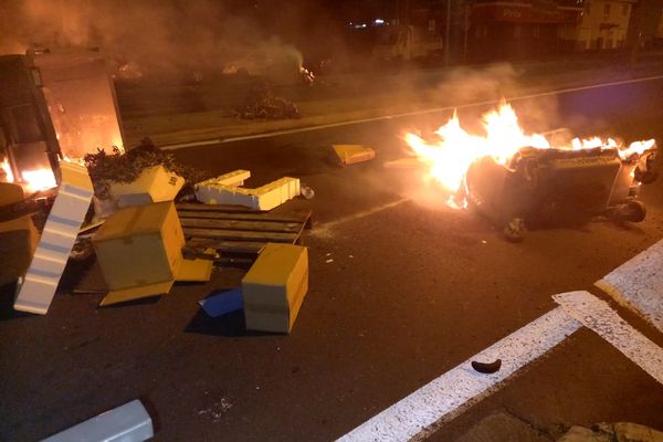 Feux de poubelles à Fort-de-France, boulevard du Général de Gaulle.