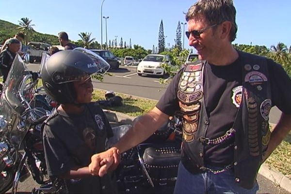 Complicité enfant et motard