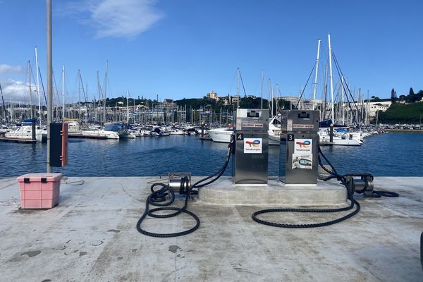 Station de ravitaillement à la marina nouméenne de Port-Moselle, le 23 mars 2024.