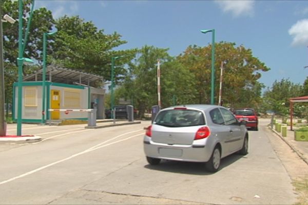 Le parking de la Pointe Marin à Sainte-Anne est gratuit depuis deux semaines.