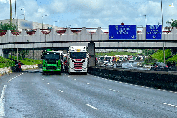 Les transporteurs mobilisés contre la vie chère sur l'autoroute.