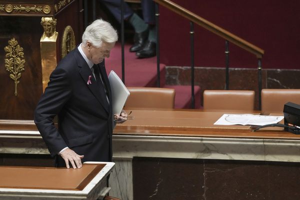 Le Premier ministre Michel Barnier quittANT la scène après son discours de politique générale à l'Assemblée nationale, à Paris, le mardi 1er octobre 2024.