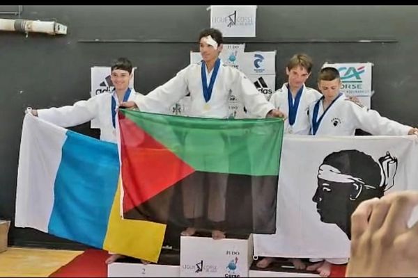 Le judoka Louis Beapres de Monsales en or dans la catégorie des - de 55kg.