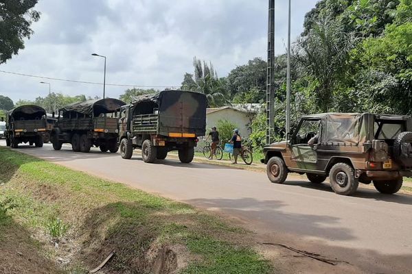 Des camions militaires arrivent à Saint-Georges