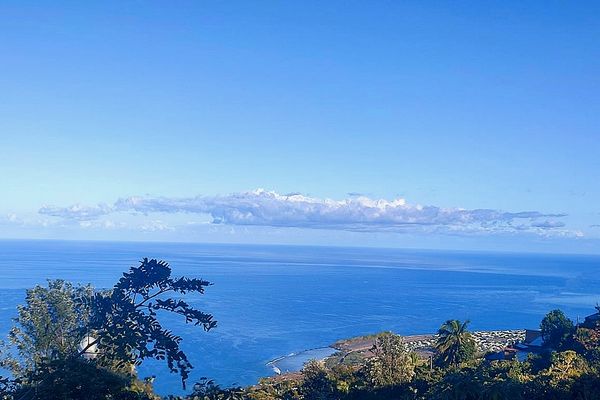 Les hauts de Saint-Leu sous un ciel bleu 23 août 2022