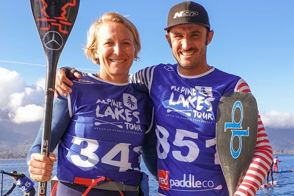 Vainqueurs 2020 de la GlaGlarace sur le lac d'Annecy, l'Allemande Sonni Hönscheid et le Calédonien Titouan Puyo. 