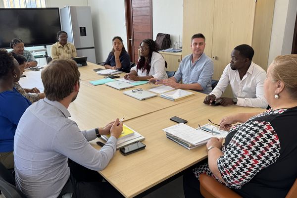 Les cadres municipaux et des représentants de l’Éducation nationale se concertent pour évaluer l’impact de la grève sur les écoles et proposer des solutions.