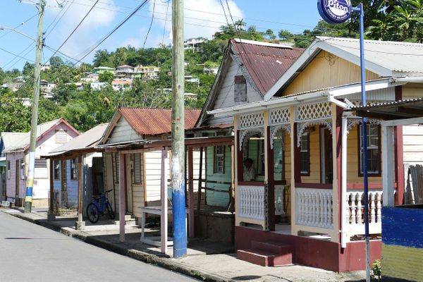 Rue traversant un village à Sainte-Lucie.