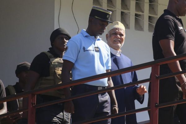 L’ancien président des Comores, Ahmed Abdallah Sambi, escorté par des gendarmes à son arrivée à la Haute cour de Moroni, le 21 novembre 2022.