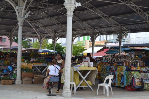 Les étals du marché bien achalandés