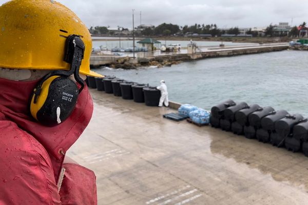 Le Tahiti Nui 1 en missions humanitaire, bloqué à quai aux Tonga.