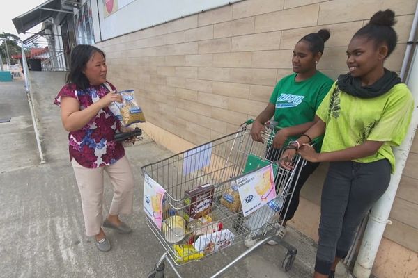 Des ékèves du lycée François d'Assise de Bourail ont récolté des dons alimentaires jeudi 26 septembre, devant un commerce du village.