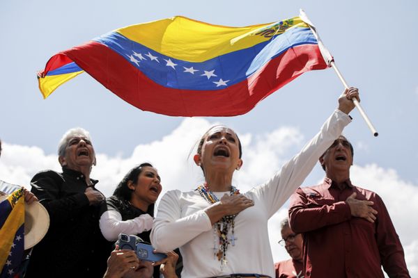 La chef de l'opposition Maria Corina Machado agite un drapeau national vénézuélien lors d'un rassemblement pour protester contre les résultats officiels déclarant la victoire du président Nicolas Maduro - Caracas (Venezuela) - 17/08/2024.