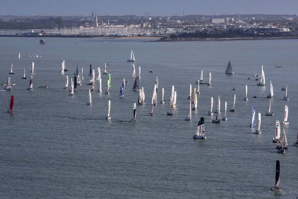 C’est précisément à 10h38 que l’impressionnante flotte de 87 Minis s’est élancée devant La Rochelle