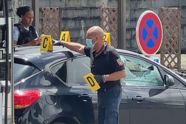 La voiture de l'homme bléssé par balle à la station service de Petit-Bourg Prise d'eau 03/09/24