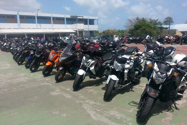 Motos