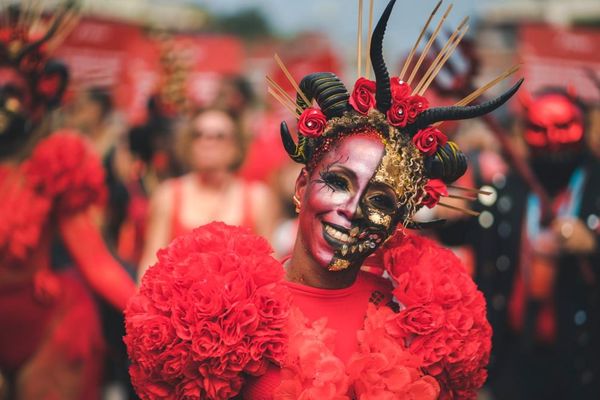 Une femme déguisée pour le Carnaval de Martinique.