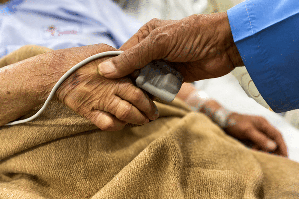 Une personne âgée sur un lit d'hôpital. (Image d'illustration)
