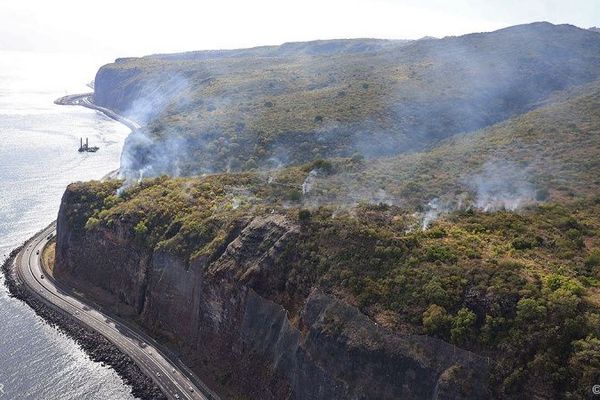 L’incendie qui s’est déclaré la nuit dernière sur le haut de la falaise de la Route du littoral est maîtrisé