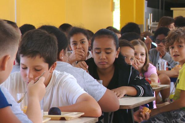 L'heure du déjeuner, mardi 9 mai, au restaurant scolaire de la DDEC situé à l'Anse-Vata.