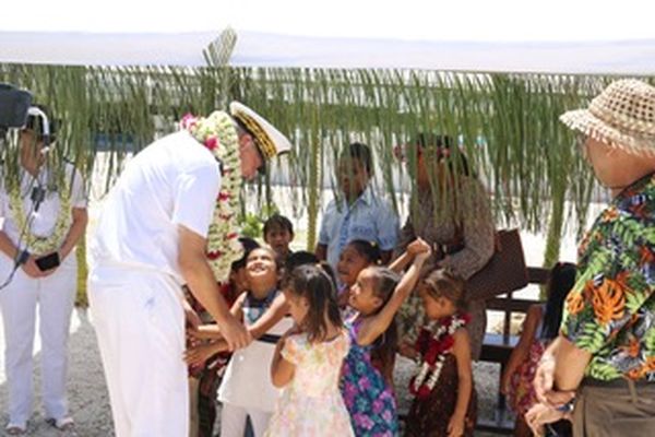 Eric Spitz, le nouveau Haut-Commissaire depuis fin septembre 2022, est chaleureusement accueilli par les enfants des Tuamotu.