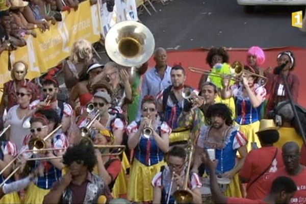 Le groupe Dumb and Brass de Paris, au carnaval de Martinique (27 février 2017)