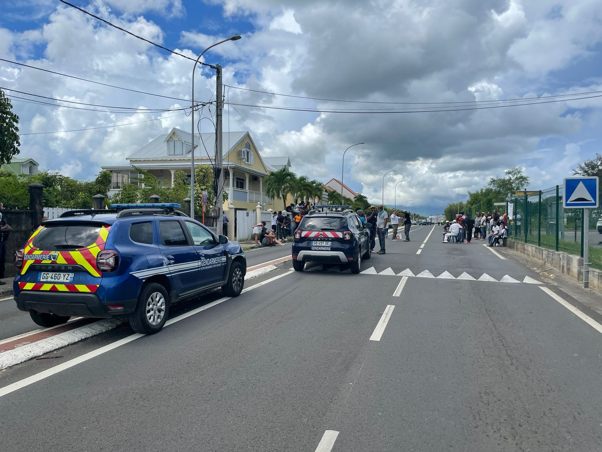 Gendarmes devant lycée agricole, 18 octobre 2023