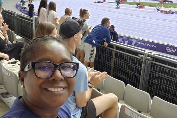 Katia Benth, ancienne athlète et entraîneuse de Gémima Joseph, prête à soutenir son élève et protégée depuis les tribunes du stade.