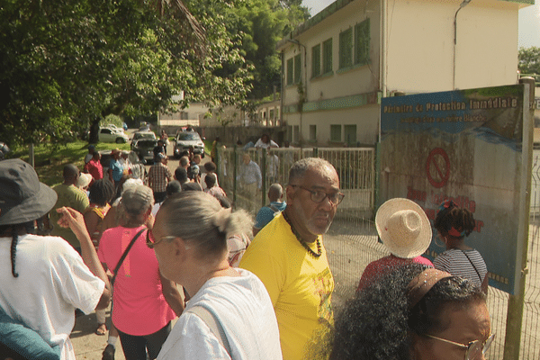 Mobilisation devant l'usine d'eau potable de Rivière Blanche à Saint-Joseph