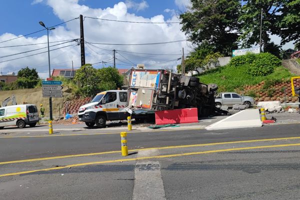 Camion frigorifique qui s'est écrasé sur un camion plateau, jeudi 3 novembre à Gourbeyre