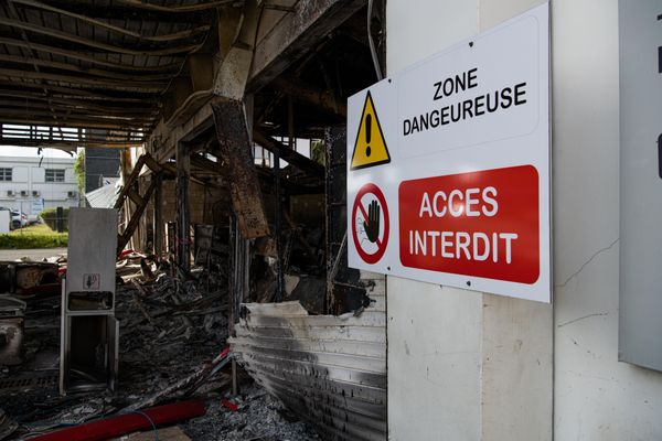 De nombreuses "zone dangereuses" sont visibles après les exactions. Ici, à l'école des Pervenches, Porte-de-fer. Nouméa. Septembre 2024.