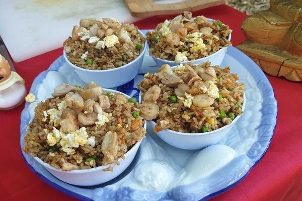 La préparation du concours du plus gros mangeur de riz cantonnais avec Tonton Paulo.