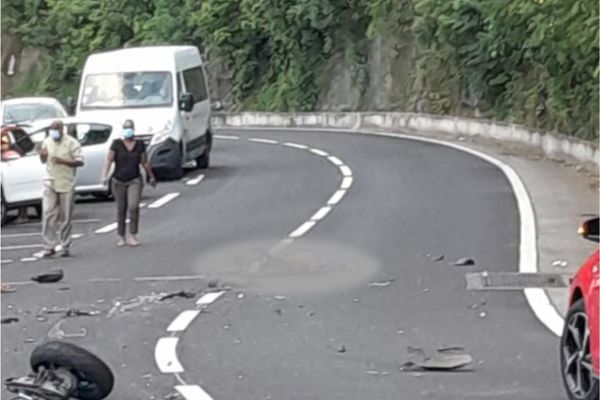 A Bouillante, le corps du pilote de deux-roues décédé gisait sur la chaussée - 05/12/2022.