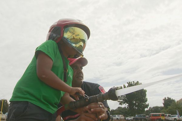 Au cours de cette journée, les plus jeunes ont pu manier la lance à incendie.