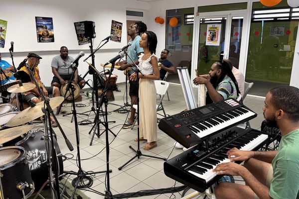 Les artistes des Outre-mer répètent en harmonie, unissant voix et instruments pour un concert final exceptionnel.