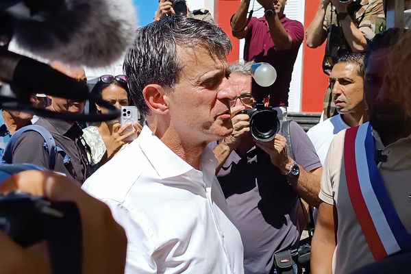 Manuel Valls à Saint-Benoit, l'une des communes les plus durement touchées par le cyclone Garance