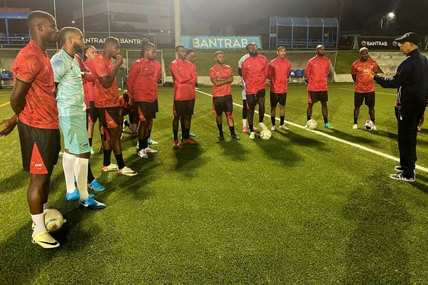 Briefing d'avant entraînement par Marc Collat et son staff