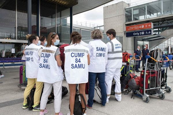 Professionnels de santé à l'aéroport d'Orly avant de prendre l'avion vers la Martinique.