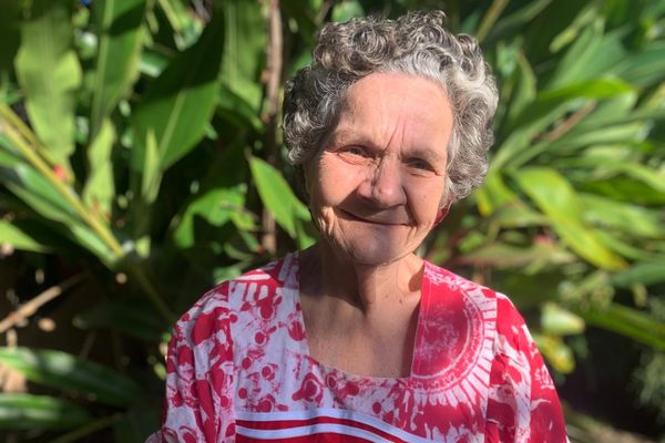 Gaby, habitante de Focola, continue de se rendre au marché de La Foa, à pied.