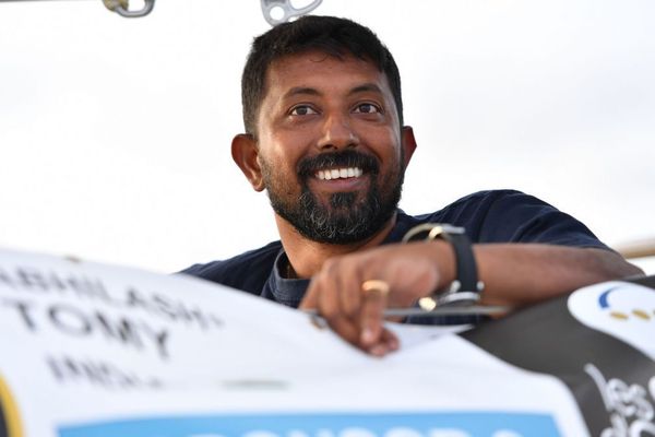 Golden Globe Race : le skipper indien Abhilash Tomy est à bord de la frégate française Osiris