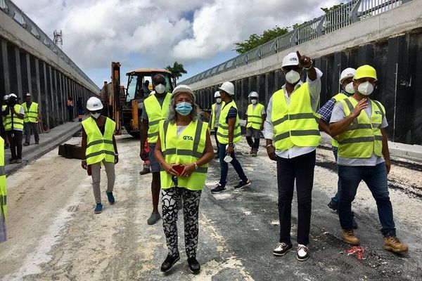 Rond-point de Perrin : visite de chantier d'une délégation du conseil régional, ce 3 août 2020