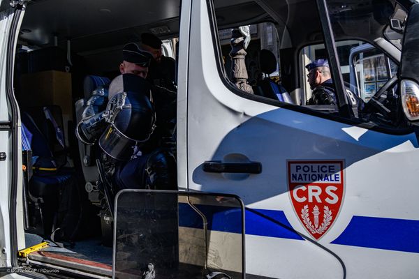 Unité de CRS 8 sur le terrain.