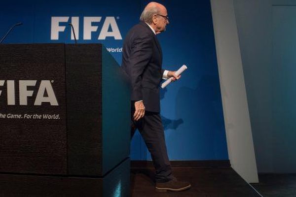 Sepp Blatter quitte la conférence de presse au cours de laquelle il a annoncé sa démission de la présidence de la Fifa, à Zurich (Suisse)