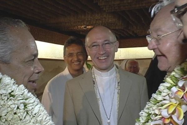 Victorin Lurel, Monseigneur Kreps, Gaston Flosse. Arrivée à l'aéroport de Tahiti Faa'a. 27 11 2013