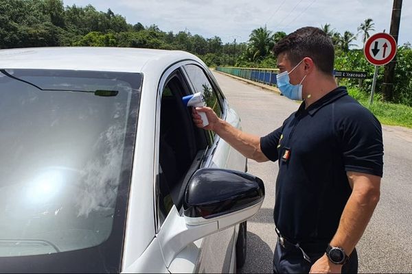 Contrôle de la fièvre au barrage routier près du pont d'Iracoubo