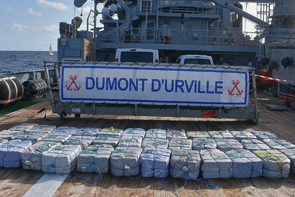 1,2 tonne de cocaïne saisies par le Dumont d’Urville